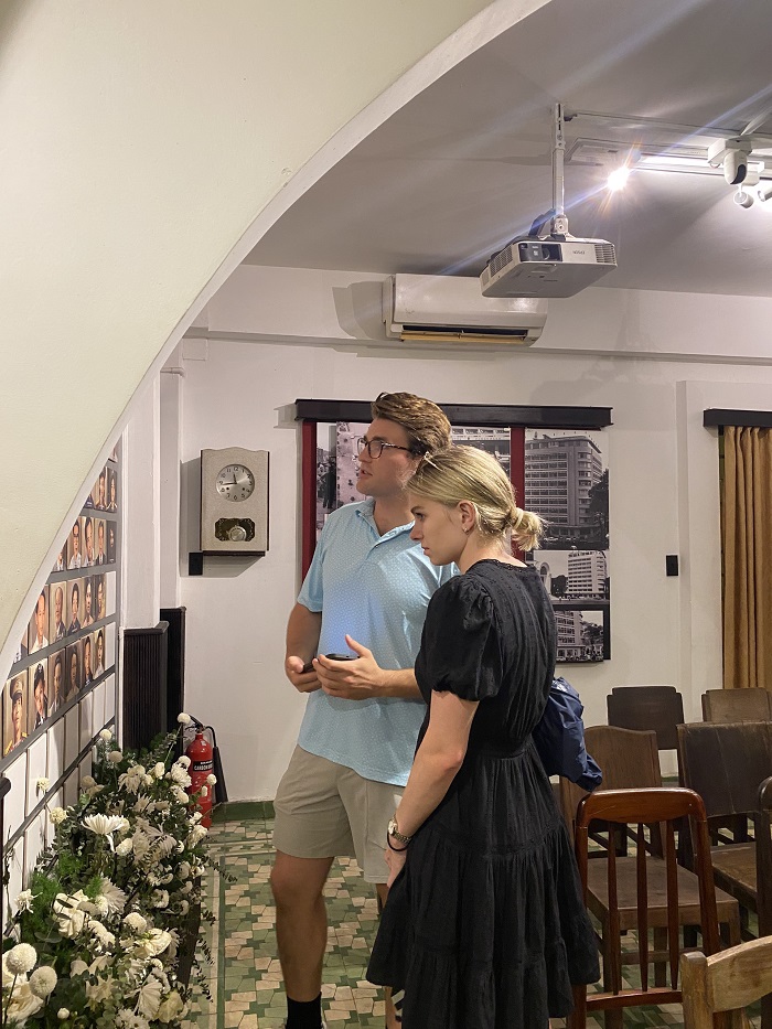 Du khách nước ngoài tham quan bảo tàng Biệt Động Sài Gòn – Gia Định